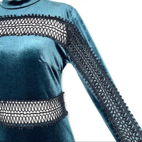 Romeo & Juliet Couture Velvet Dress - Picture 4 of 8